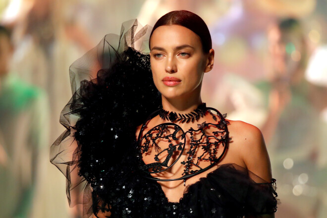 Modele Irina Šaika "Jean Paul Gaultier" 2020. gada pavasara/vasaras skatē.