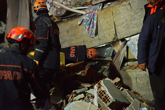 Turcijas austrumos piektdienas vakarā notika 6,8 magnitūdu zemestrīce