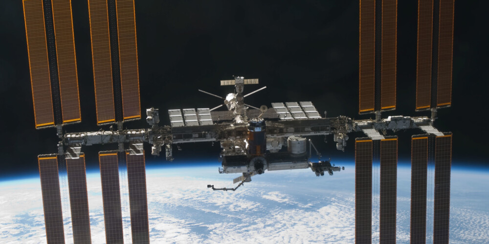 Starptautiskā kosmosa stacija (SKS) (angļu: Internal Space Station (ISS)) ir orbitālās stacijas starptautisks projekts, kurā piedalās piecas kosmiskās aģentūras no ASV (NASA), Kanādas (CSA), Krievijas (Roskosmos), Eiropas (ESA) un Japānas (JAXA). SKS atrodas zemā Zemes orbītā aptuveni 360 km augstumā virs jūras līmeņa ar slīpumu ~ 51,6°, apriņķojot planētu apmēram 92 minūtēs. Stacija pastāvīgi zaudē augstumu termosfērā esošo retināto daļiņu berzes dēļ, tādēļ periodiski jāiedarbina pašas stacijas vai tai pievienoto kosmosa kuģu raķešdzinēji, lai paaugstinātu orbītu.