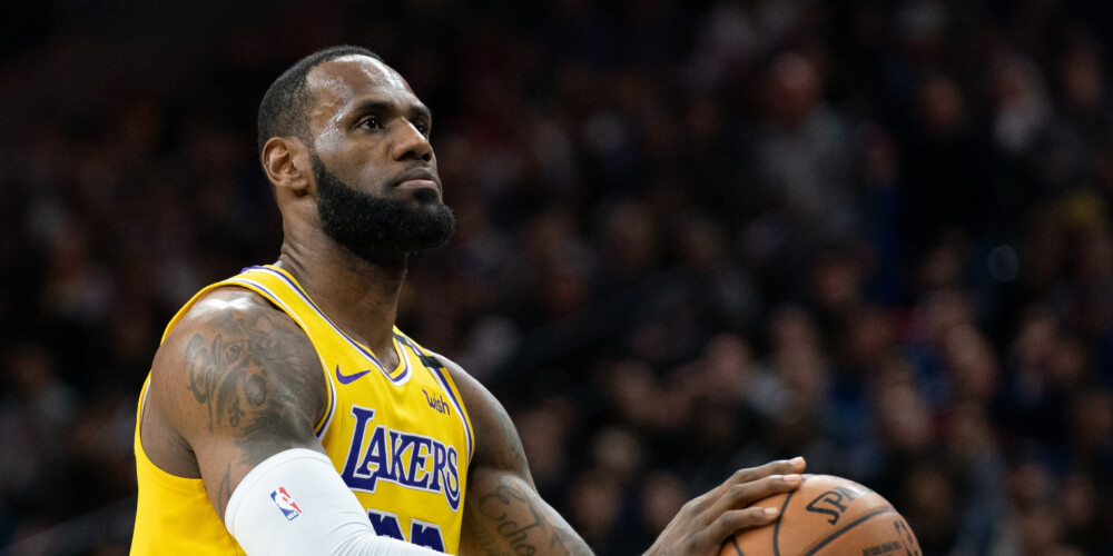 Džeimss NBA rezultatīvāko sarakstā apsteidz Braientu, bet neglābj "Lakers" no zaudējuma