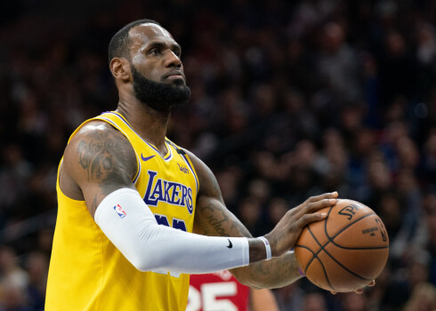 Džeimss NBA rezultatīvāko sarakstā apsteidz Braientu, bet neglābj "Lakers" no zaudējuma