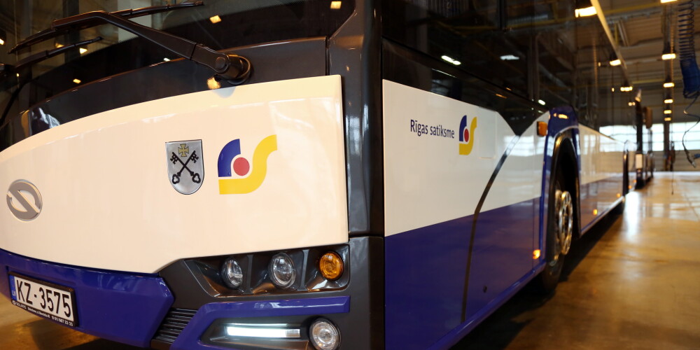 Sestdien Rīgā aizdedzies 3. maršruta autobuss, kurā bija 25 pasažieri