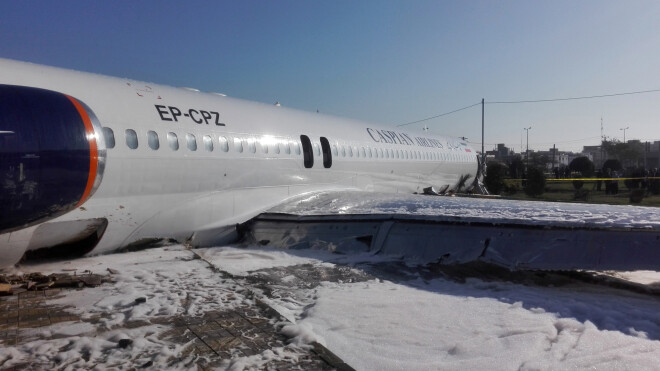 Avarējusi Irānas aviokompānijas "Caspian Airlines" lidmašīna "McDonnell Douglas"