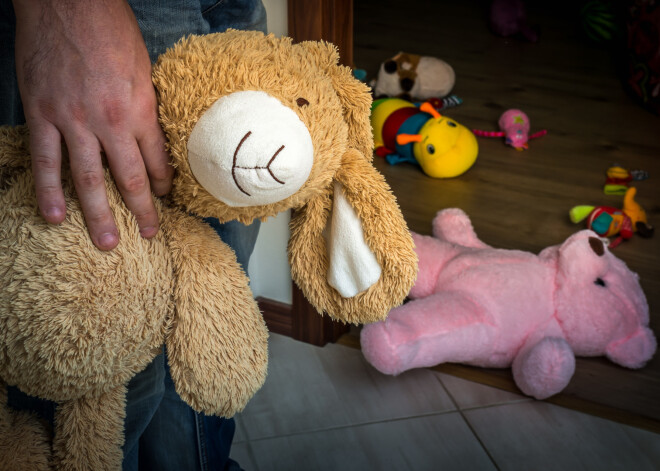 Грозит 15 лет: житель Вентспилса насиловал падчерицу с умственной отсталостью и бил родных дочерей