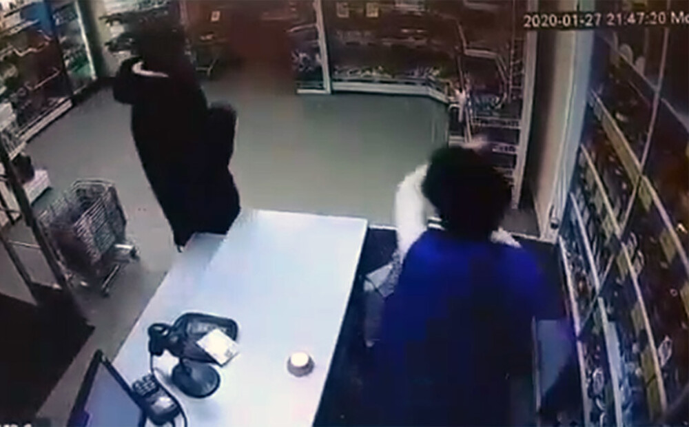 VIDEO: Krievijā vīrietis ierodas darbā pie bijušās sievas un viņu aizdedzina