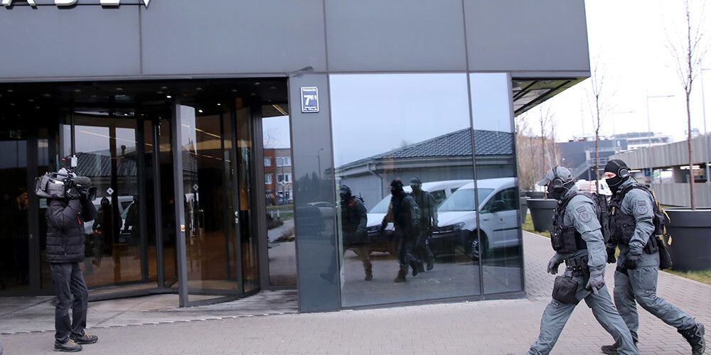 Valsts policijas pretterorisma vienības "Omega" pārstāvji ierodas likvidējamajā "ABLV Bank" centrālā ēkā Skantes ielā 7, kur Korupcijas novēršanas un apkarošanas biroja darbinieki veic neatliekamās procesuālās darbības.