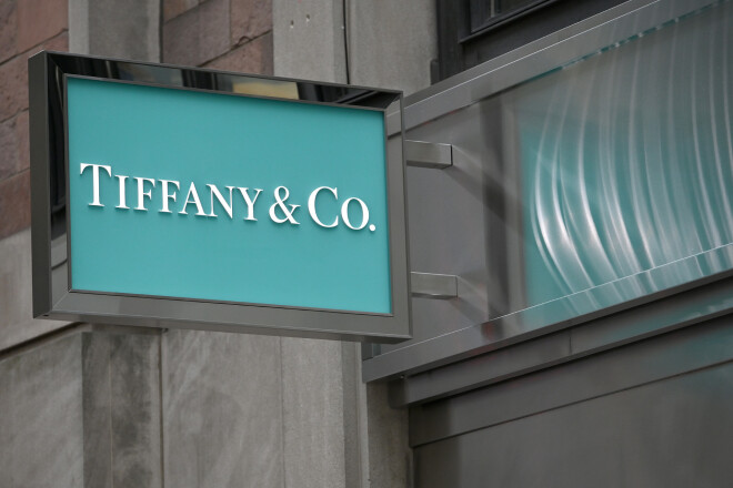 Luksusa juvelierizstrādājumu zīmola "Tiffany & Co" firmas izkārtne pasaulslavenajā tirkīzzilajā tonī.