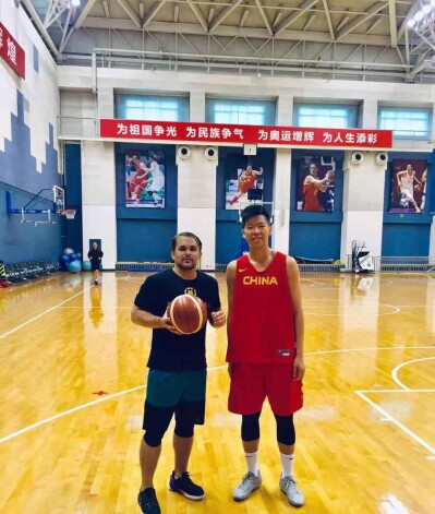 Latvietis Kristians Broks trenē Ķīnas basketbola zvaigznes.