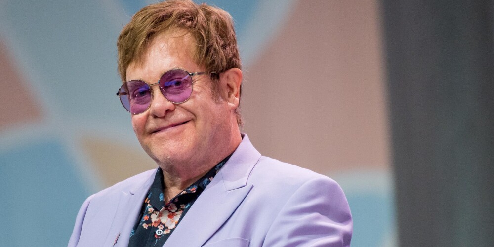Eltons Džons sapircies veselu lērumu sveču ar Paltrovas vagīnas smaržu
