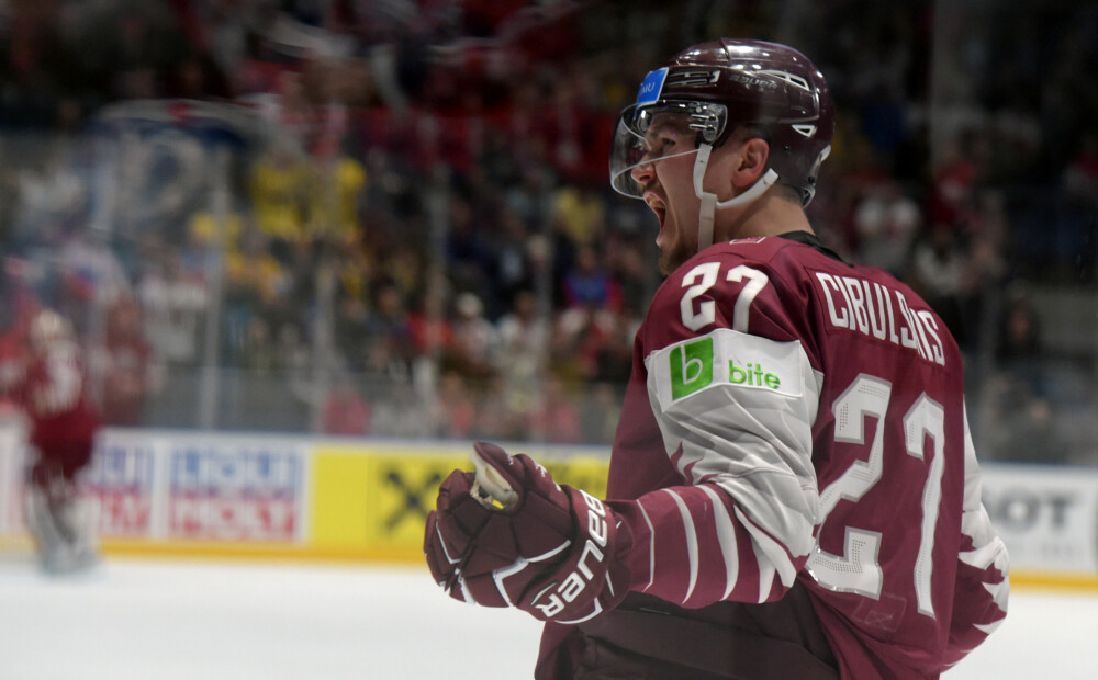 VIDEO: Latvijas izlases hokejistam plāni klājas kautiņā ar kanādieti