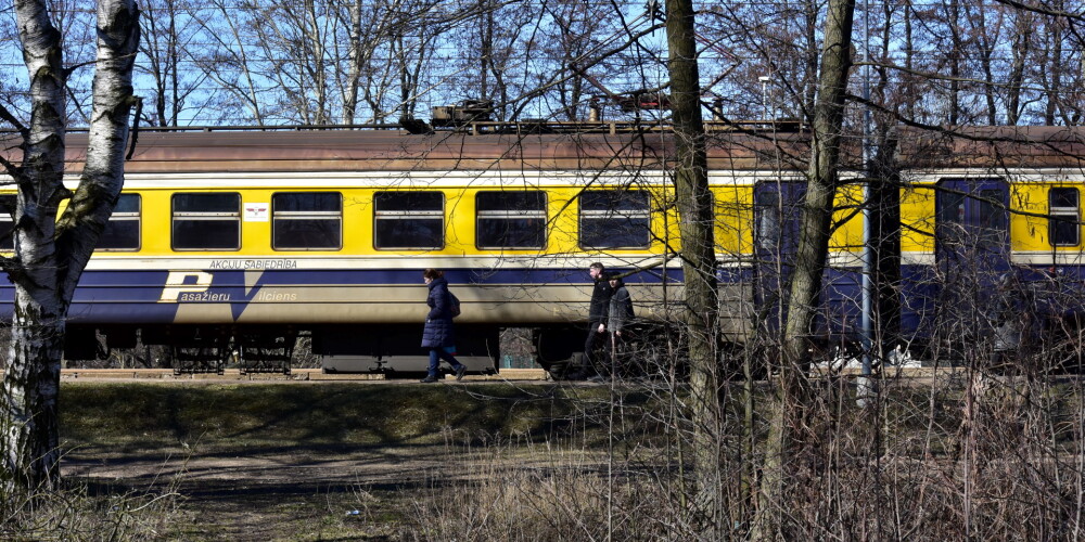 Vilciens pie Torņakalna stacijas.