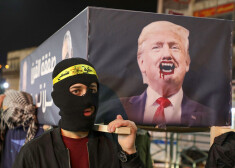 Palestīnieši Rietumkrasta pilsētā Nablusā piedalās demonstrācijā, kurā nes zārku ar Donalda Trampa attēlu.