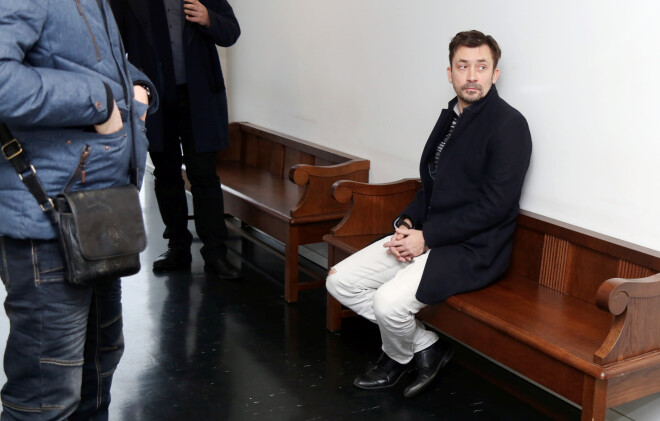 Minētais vīrietis žurnālistiem norādīja, ka nav "ABLV Bank" darbinieks, taču neko vairāk nekomentēja.