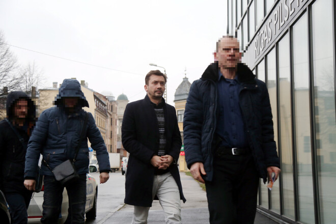 Minētais vīrietis žurnālistiem norādīja, ka nav "ABLV Bank" darbinieks, taču neko vairāk nekomentēja.