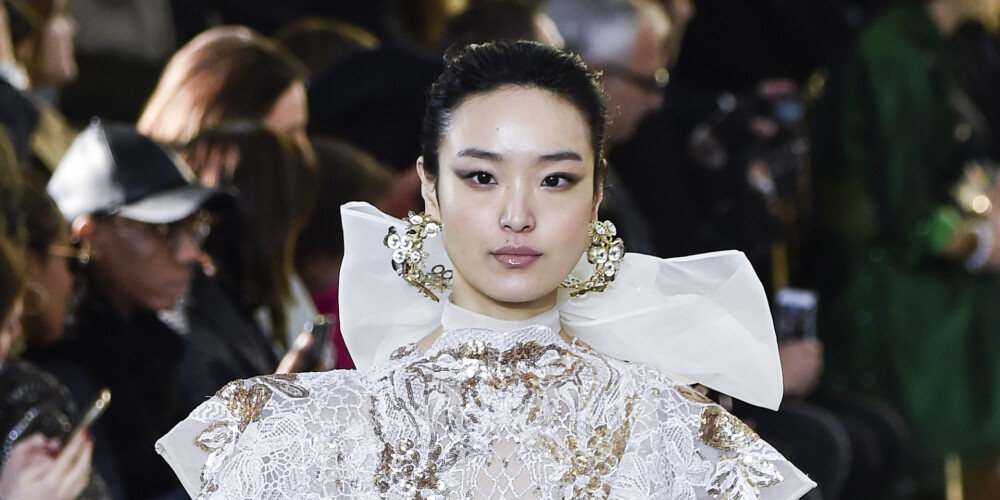 Zīda bante un grezni izšuvumi "Elie Saab" augstās sieviešu modes skatē pavasaris/vasara 2020, Parīze