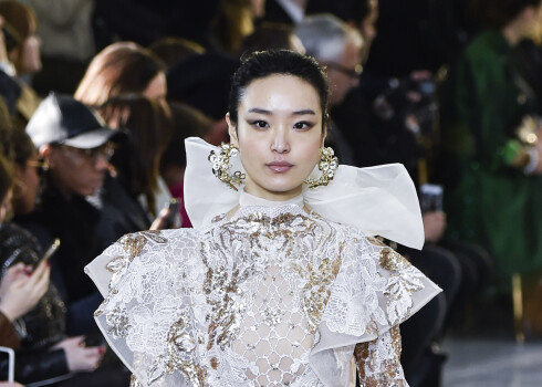 "Elie Saab" augstā mode Parīzi piepilda ar Meksikas impērijas greznumu un pasakainu eleganci