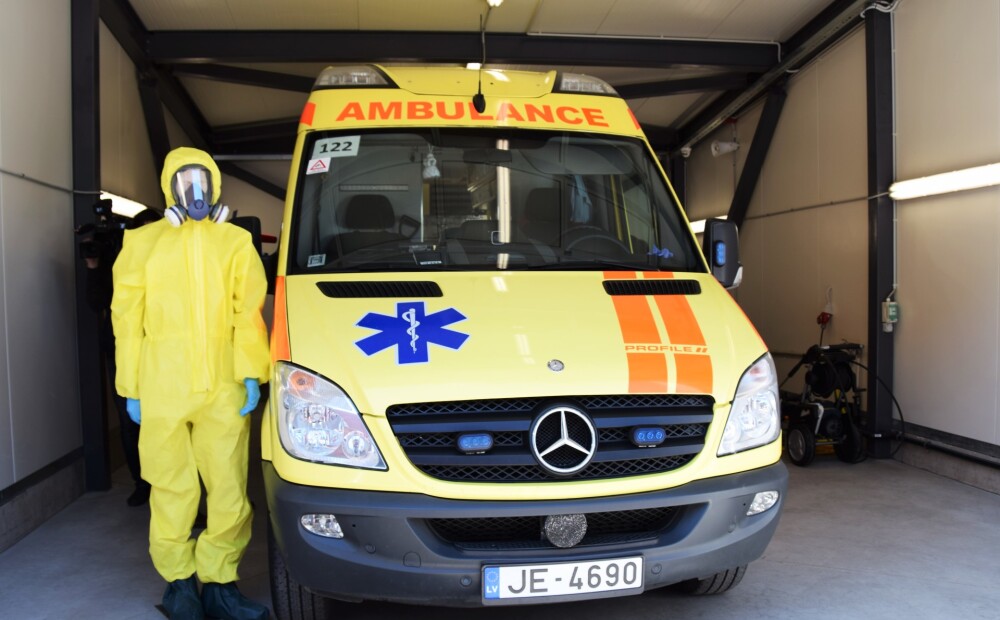 Latvijas mediķi nodrošināti ar aizsargtērpiem, lai cīnītos pret koronavīrusu