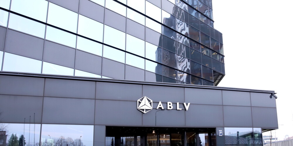 Likvidējamajā "ABLV Bank" centrālā ēka Skantes ielā 7, kur ieradušies Korupcijas novēršanas un apkarošanas biroja, Valsts policijas Organizētās noziedzības apkarošanas pārvaldes darbinieki un bruņoti, maskās tērptu specvienības darbinieki, lai veiktu neatliekamās procesuālās darbības.
