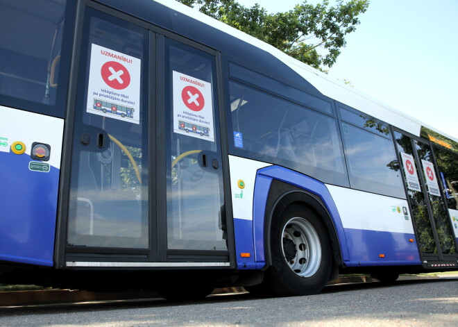 No 1. februāra arī 13. trolejbusa un 34., 35., 43., 47., 54. autobusa maršrutā iekāpšana notiks tikai pa priekšējām durvīm