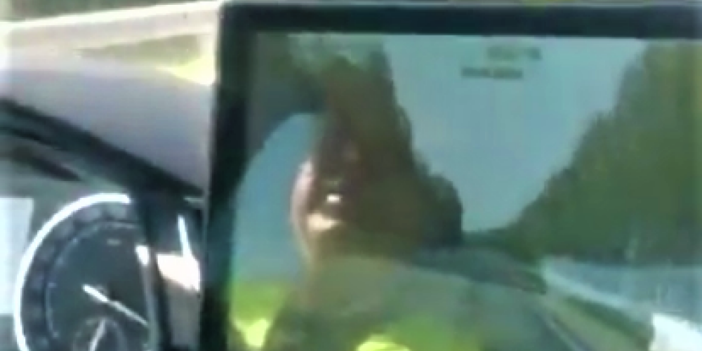 VIDEO: divi policisti, dižojoties ar ātro dienesta auto, rupji lamājoties traucas pa šoseju ar 240 km/h