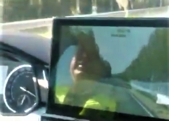 VIDEO: divi policisti, dižojoties ar ātro dienesta auto, rupji lamājoties traucas pa šoseju ar 240 km/h