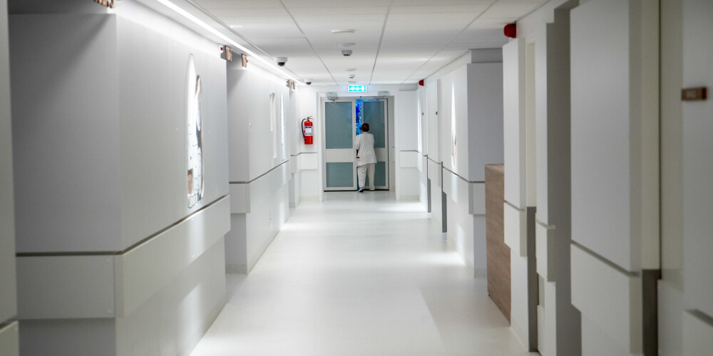 Koronavīruss, iespējams, sasniedzis Igauniju - no viesnīcas Tallinā uz slimnīcu aizvesti divi cilvēki