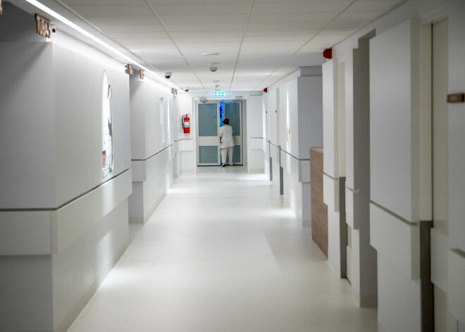 Koronavīruss, iespējams, sasniedzis Igauniju - no viesnīcas Tallinā uz slimnīcu aizvesti divi cilvēki