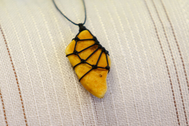 Spārnu sējums ir simetrisks, ietver dzintaru no abām pusēm, atgādinot par līdzsvara nepieciešamību.