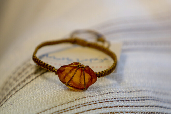 Kāpnes līdzīgi kā tīkls – sējums aktīvai rīcībai, lai sasniegtu rezultātu. Aproce ar dzintaru valkājama uz kreisās rokas, jo spļaujam taču arī pār kreiso plecu, lai izvairītos no nelaimes.