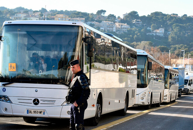 Žandarms vēro autobusus, kurā atrodas Francijas pilsoņi, kuri evakuēti no Uhaņas.