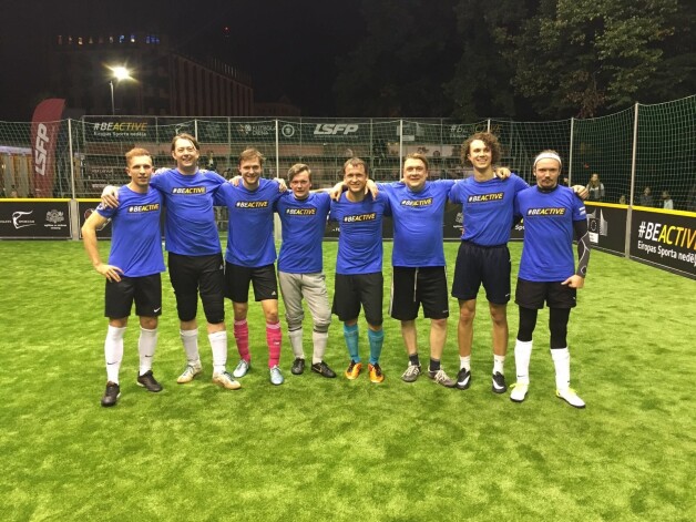 Sacensības aktieru futbola komandas sastāvā.