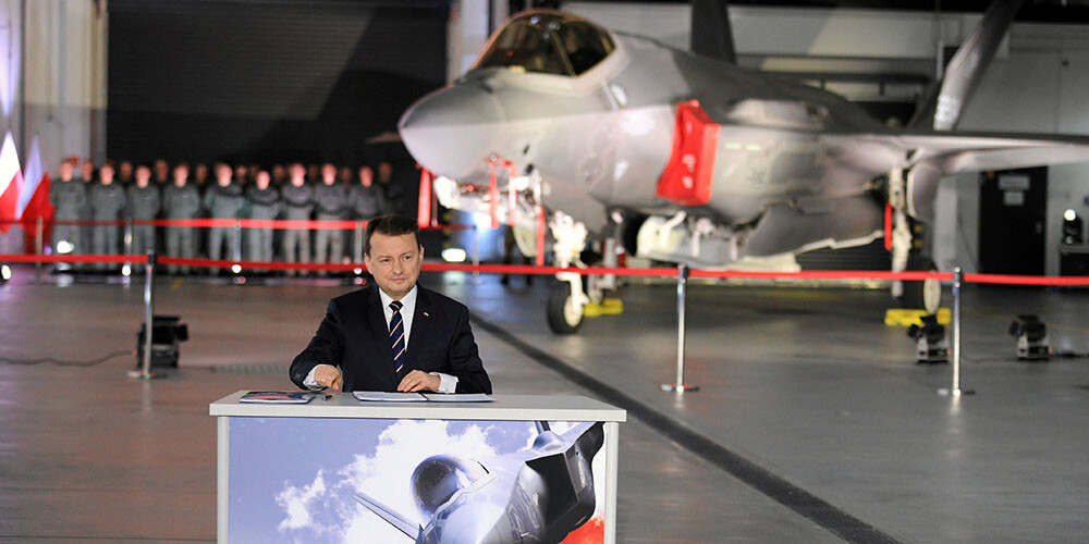 Polijas aizsardzības ministrs Mariušs Blaščaks paraksta līgumu par 32 iznīcinātāju "F-35" iegādi.