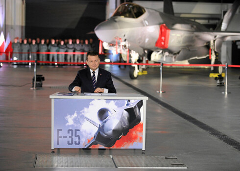 Polijas aizsardzības ministrs Mariušs Blaščaks paraksta līgumu par 32 iznīcinātāju "F-35" iegādi.