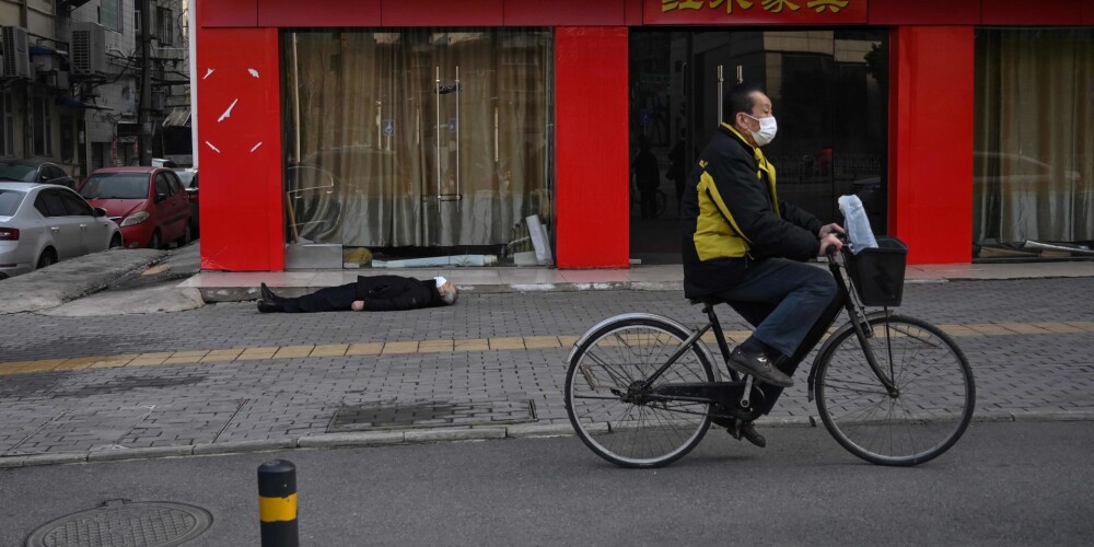 Šokējošs skats Uhaņā - uz pustukšas ielas pie veikala atrod mirušu vīrieti