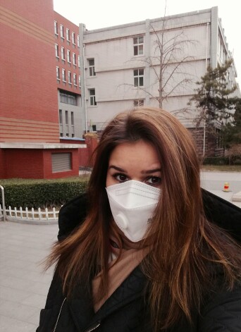 Evisa ar sejas masku Pekinas universitātes teritorijā.