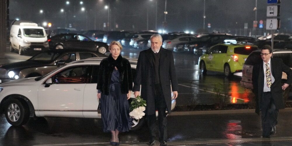 Ietekmīgo viesu vidū - arī bijušais premjers Andris Šķēle ar sievu.