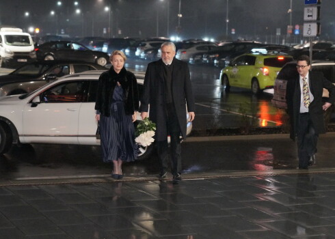 Ietekmīgo viesu vidū - arī bijušais premjers Andris Šķēle ar sievu.