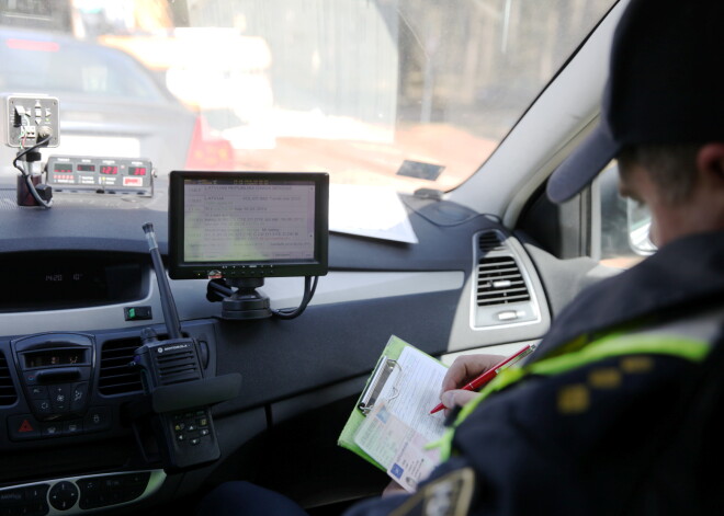 Ludzā iereibis autovadītājs bez tiesībām taranē policijas automašīnu