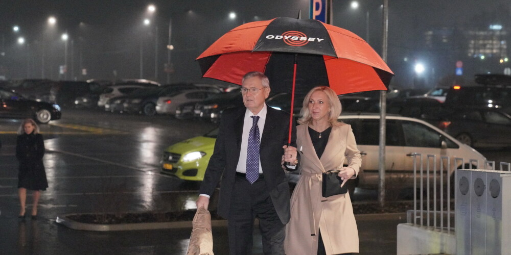 Aināra Šlesera 50. jubilejas ballē "Hanzas peronā" jaunais pāris – Jānis un Aija – bija nešķirami. Līdzās viens otram viņi izskatījās pacilāti un laimīgi.