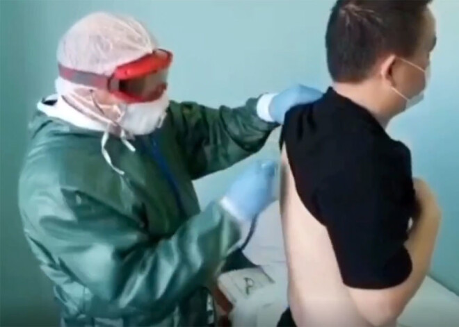 Krieviju šokē video, kurā Aizbaikāla amatpersona apskata ar koronavīrusu inficējušos ķīnieti