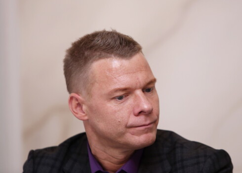 Jānis Jenzis ir Latvijas Restorānu biedrības dibinātājs un prezidents, Nacionālās Kultūras padomes loceklis, biznesa augstskolas "Turība" lektors, Valsts pārbaudījumu komisijas priekšsēdētājs.