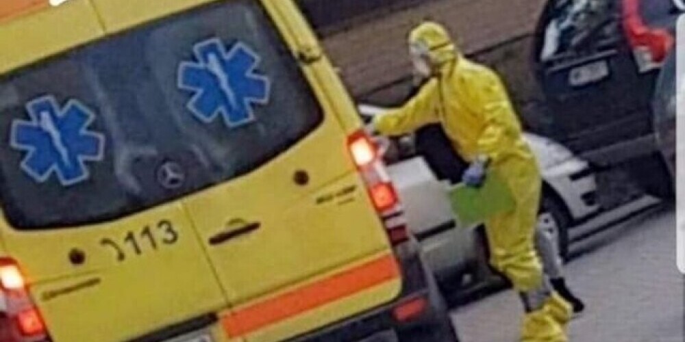 Скорая помощь отреагировала на фото из Валмиеры, где медик - в защитном костюме