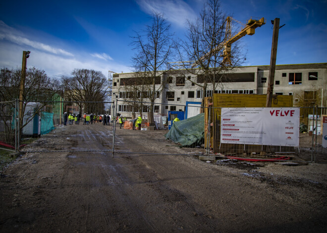 Rīgas Zolitūdes ģimnāzijas laboratoriju korpuss svin spāru svētkus