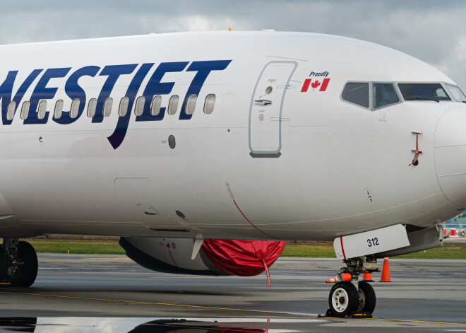 Kanādā lidmašīnas pasažierim joks par koronavīrusu beidzas ar pamatīgām nepatikšanām