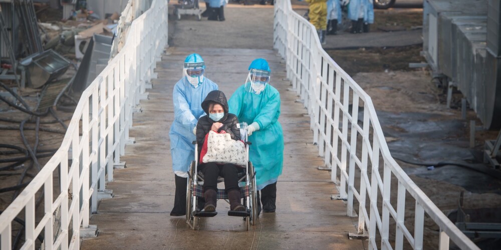 Ķīnā jaunā koronavīrusa upuru skaits sasniedz 490