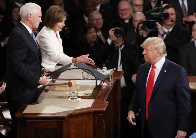 Pirms runas Pelosi pasniedza Trampam roku, lai sasveicinātos, tomēr Tramps šim sveicienam neatsaucās. 