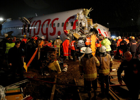 Раненые пассажиры переломившегося пополам самолета в Стамбуле попали на видео