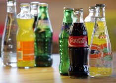 Pēc emocionālām debatēm Saeima palielina akcīzes nodokli saldinātajiem dzērieniem