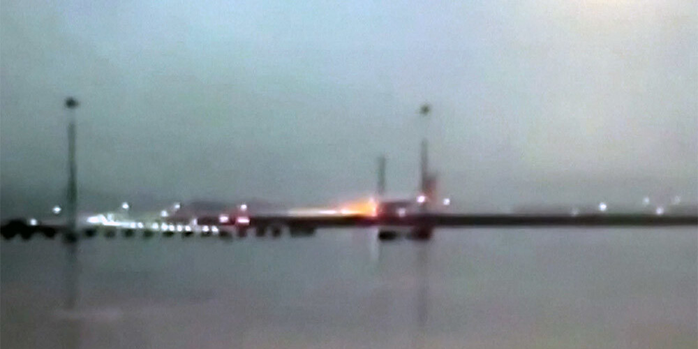 VIDEO: šausminoši kadri ar liesmu pārņemtās lidmašīnas avāriju Stambulas lidostā
