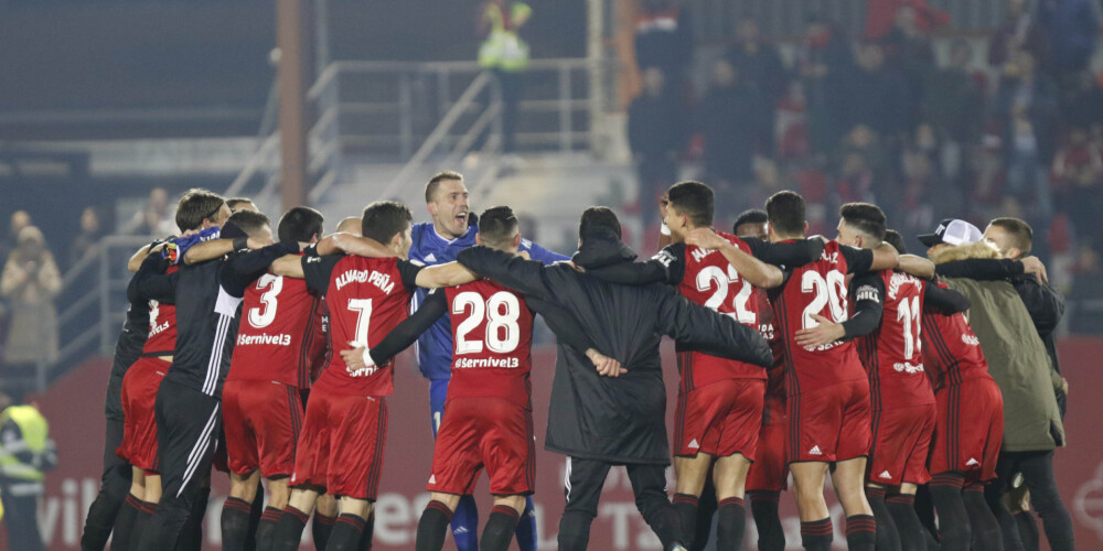  "Mirandes" futbolisti līksmo par panākumu.